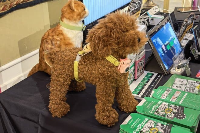 На MWC привезли камеру PetCam и смартфон PetPhone для животных